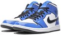 Vooraanzicht van een paar blauw-witte Air Jordan 1 Mid SE sneakers met zwarte veters en glanzende blauwe overlays.