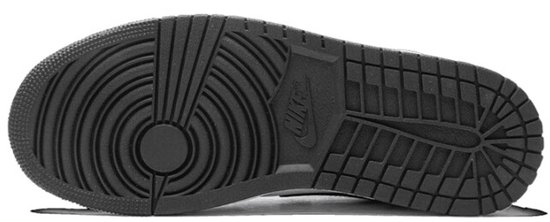 De zwarte rubberen buitenzool van de sneaker heeft een cirkelvormig patroon in de voorvoet en rechthoekige patronen in de rest van de zool.