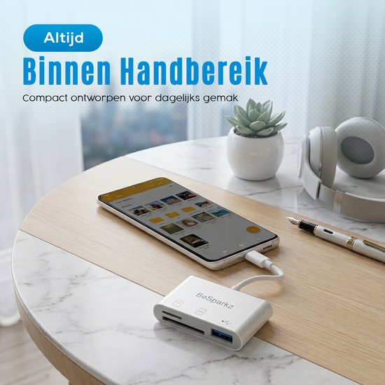 Witte BeSparkz SD-kaartlezer met USB-C-poort, aangesloten op een smartphone. Met "Altijd Binnen Handbereik" tekst.
