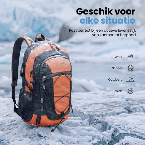 Oranje Polarex rugzak, bedekt met lichte sneeuw, staand in een ijzige omgeving. Geschikt voor elke situatie: werk, school, buiten, reizen.