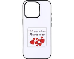 Hacebo® - 12.5 jaar relatie jubileum cadeau telefoonhoesje - Getrouwd - Geliefde - telefoonhoesjes - 12.5 jaar relatie cadeau - 12.5 jaar samen - Cadeau Liefde - jubileum cadeau relatie - hoesje geschikt voor iPhone 16 Pro