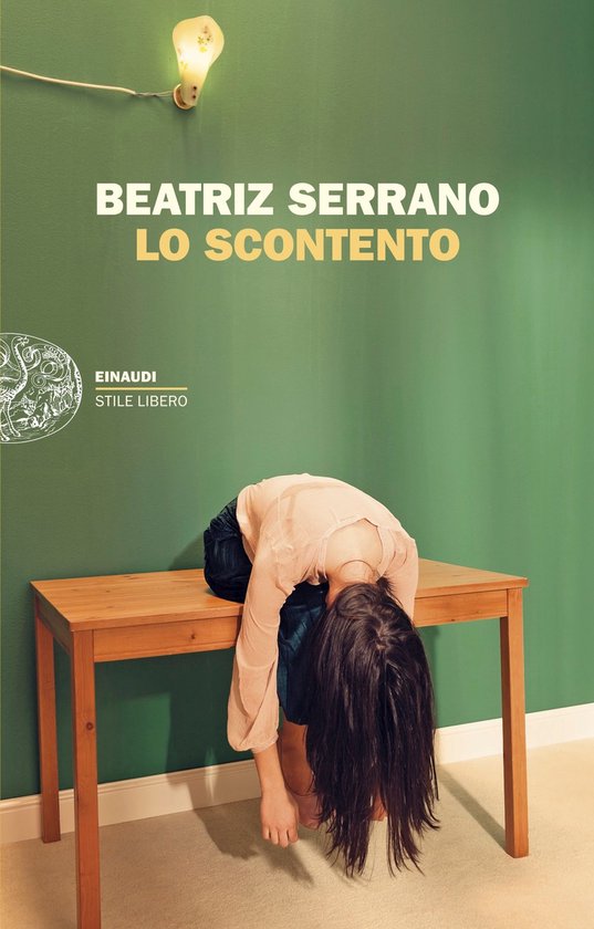 Une jeune fille aux longs cheveux noirs, allongée la tête sur une table en bois, portant un chemisier rose et un pantalon bleu. Le texte "BEATRIZ SERRANO LO SCONTENTO" est visible.