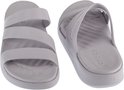 Grijze Crocs slippers met drie banden over de wreef.