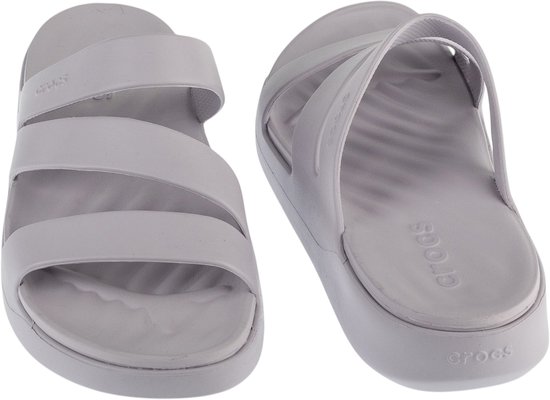 Grijze Crocs slippers met drie banden over de wreef.