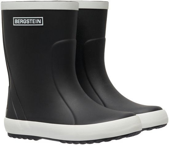 Twee zwarte Bergstein regenlaarzen met witte zoolranden en witte randen aan de bovenzijde.