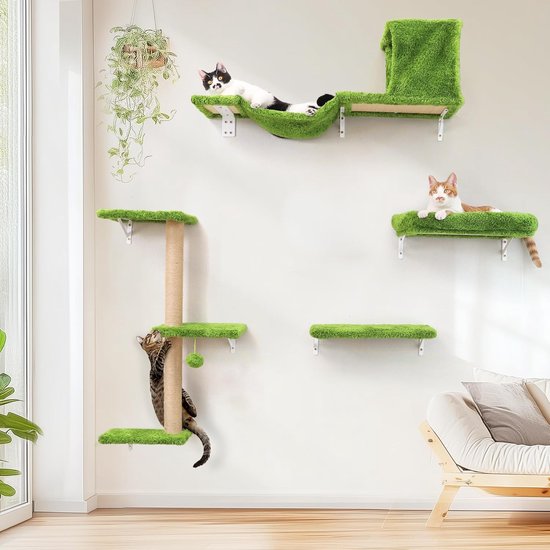 Een kattenspeeltoren met groene, grasachtige planken. Een zwart-witte kat ligt op een plateau, een oranje kat rust, een bruine kat klimt.