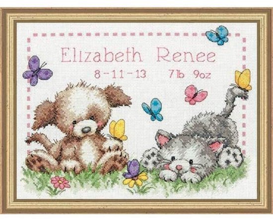 Kruissteek van een bruine puppy en een grijze kitten in gras met vlinders en bloemen. Naam "Elizabeth Renee" en geboortedatum en -gewicht geborduurd.