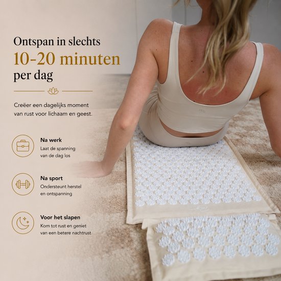 Een vrouw ligt op haar zij op een beige spijkermat, ontspannend in 10-20 minuten.