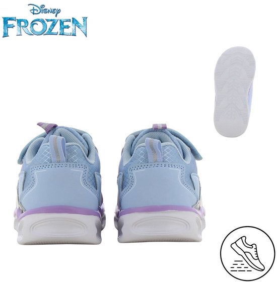 Achterkant van lichtblauwe en paarse Frozen sneakers met klittenband en Elsa afbeelding. Lichtjes in de zolen.