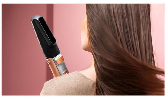 Close-up van het achterhoofd van een vrouw die haar haar stylet met de zwarte en gouden Cecotec stylingborstel.