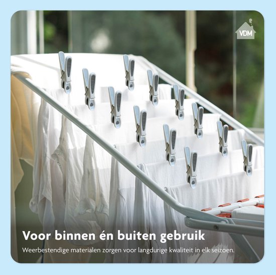 Grijze wasknijpers met witte strepen, aan een wasrek met witte was.