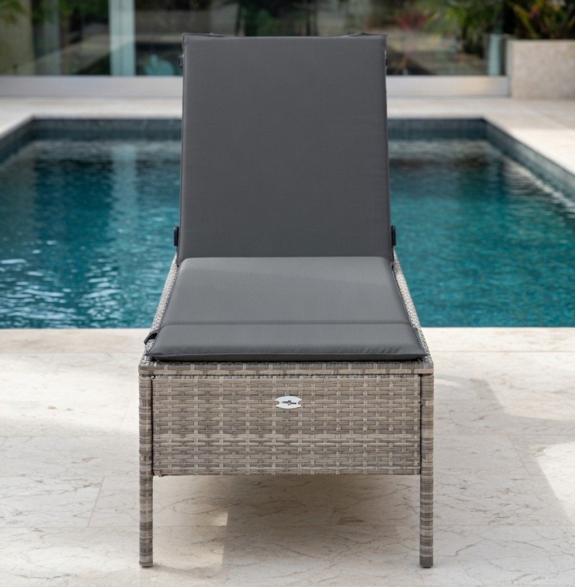 Luxe Polyrotan Ligstoelen met Kussens – 2 Stuks Lichtgrijs – Comfortabele Tuin- en Balkonligstoel – Verstelbare Relaxstoel en Zonnebed voor Tuin, Balkon of Strand – MedaHomeStore