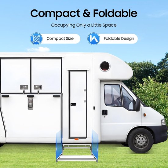 Zilveren opstapje met rubberen treden, compact en opvouwbaar naast een witte camper.