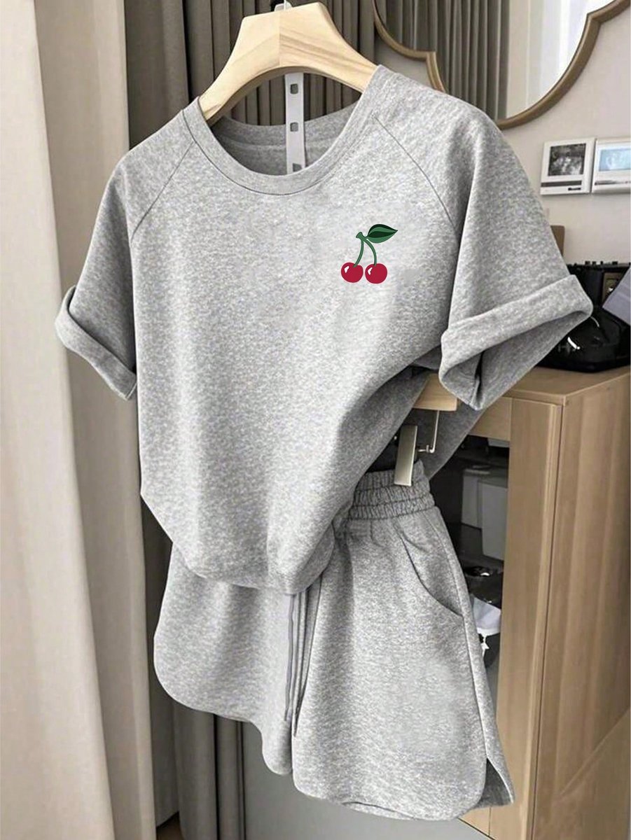 Trendy Comfortabele Grijze Lounge Set met Kersenprint - Stijlvolle Casual Korte Mouw en Shorts - 2XL-3XL