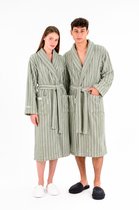 Man en vrouw dragen beide een groen-wit gestreepte badjas. Ze staan op een witte achtergrond.