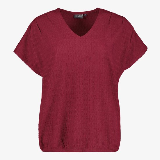 Bordeauxrood T-shirt met V-hals, korte vleermuismouwen en kreukelstructuur. Merklabel 'TWODAY' is zichtbaar.