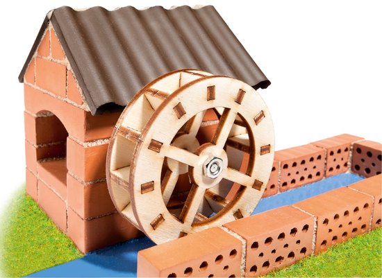 Gedetailleerd zicht op Teifoc watermolen met rode bakstenen, houten waterrad, golfdak en stenen muur.
