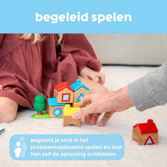 Kind en hand spelen met houten huizenblokken, met begeleiding.