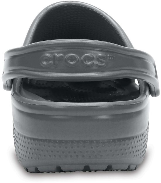 Vue arrière d'un sabot Crocs gris avec des trous d'aération, une sangle de port et le logo "crocs".
