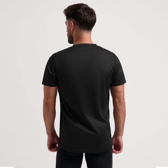 Man van achteren gezien met zwart Rogelli sportshirt, korte mouwen.