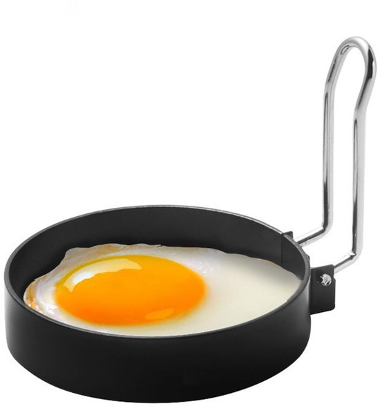 Zwarte ronde eiervorm met een gebakan ei met gele dooier.