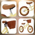 Gele loopfiets met bruin zadel, handvatten, mandje en banden. Duidelijke details van zadel, wiel, mandje en fiets.