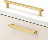 Boven: lange messing handgreep met gouden kleur op crème kastdeur. Onder: kortere messing handgreep met gouden kleur op crème lade.