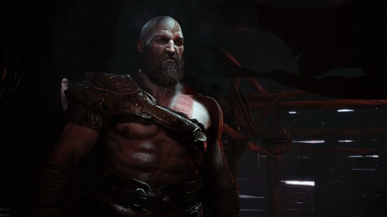 Close-up van Kratos, gedetailleerde gezichtsbeharing en rode markeringen op zijn lichaam.