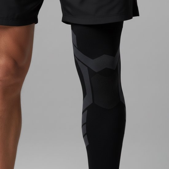 Zwarte compressie knie sleeve met grijs geometrisch patroon over de knie.