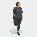 Model draagt een donkergrijs Adidas performance T-shirt en doet een rek. 