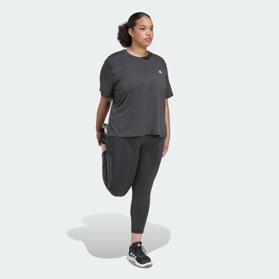 Model draagt een donkergrijs Adidas performance T-shirt en doet een rek. 