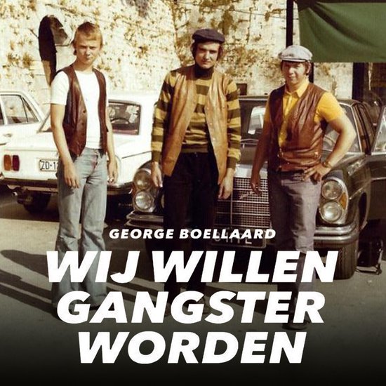 Drie jonge mannen in retrokleding, staand voor auto's. Tekst: GEORGE BOELLAARD WIJ WILLEN GANGSTER WORDEN.