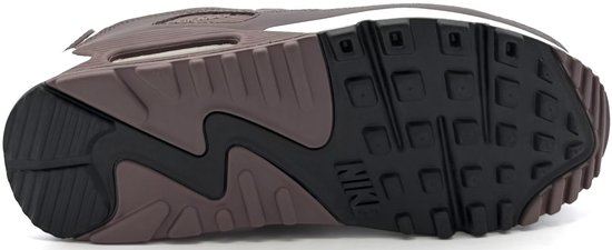 Zool van een Nike Air Max 90 sneaker in bruin en zwart.