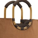 Gedetailleerde close-up van de bruine shopper met gouden hengsels.