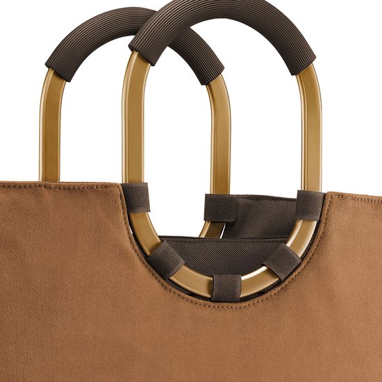 Gedetailleerde close-up van de bruine shopper met gouden hengsels.