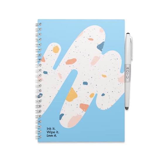 Carnet bleu clair avec un imprimé d'éclaboussures et un stylo blanc à côté.