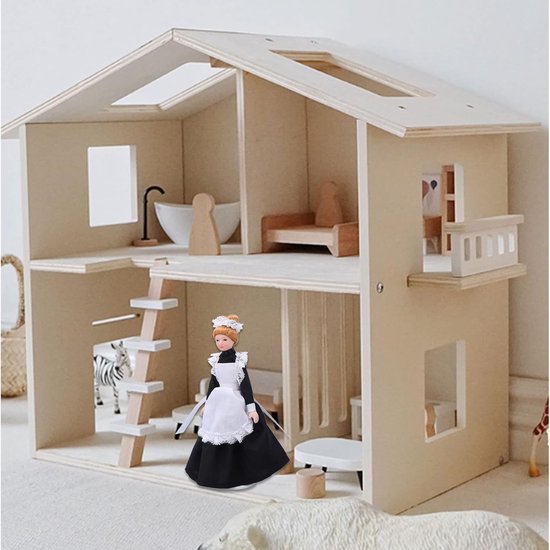 Houten poppenhuis met een keramische pop in dienstbodekostuum op de begane grond, bij de trap.