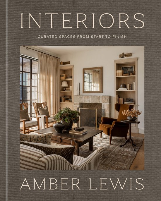 Boekcover 'Interiors' van Amber Lewis met een woonkamerinterieur.