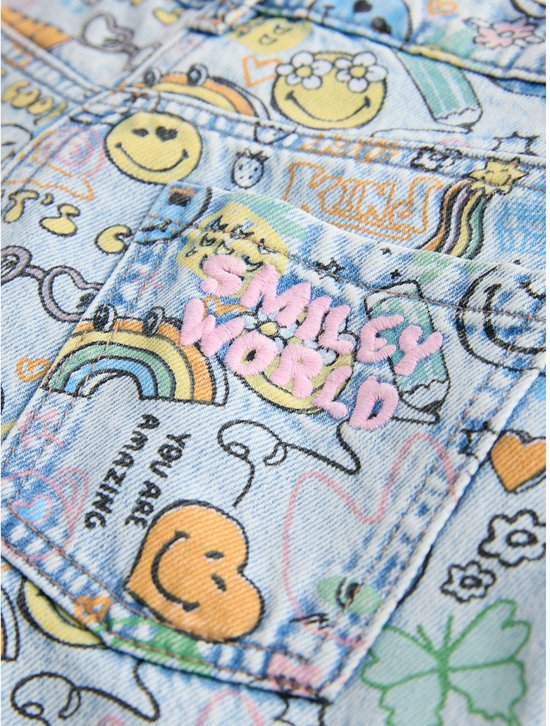 Lichtblauwe spijkerbroek met all-over print van Smiley World-figuren, inclusief regenboog en tekst 'YOU ARE AMAZING'.