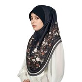 Een vrouw in een zwarte hijab met een gedetailleerde bloemenprint, een grijze rand en een witte sierrand.