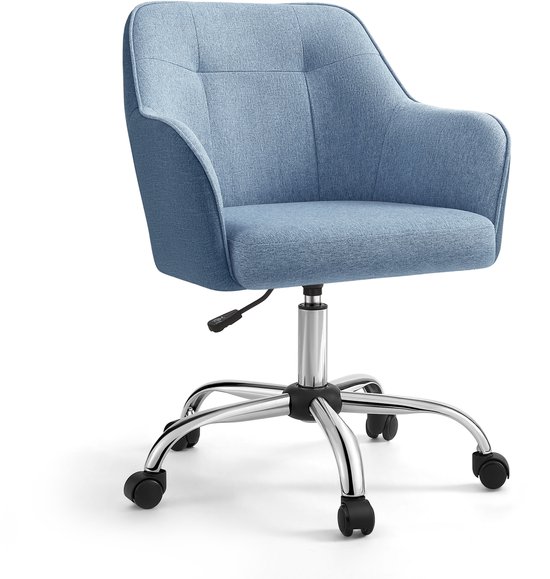 Chaise de bureau bleue en tissu avec dossier surpiqué, accoudoirs et base chromée à roulettes, sur fond blanc.