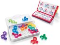 Gekleurde spelonderdelen in transparant doosje en losse onderdelen. Open boek met puzzeloplossingen in het rood.