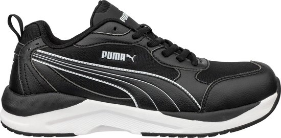Zwarte Puma werkschoen met witte strepen, witte zool en Puma-logo, zijaanzicht.