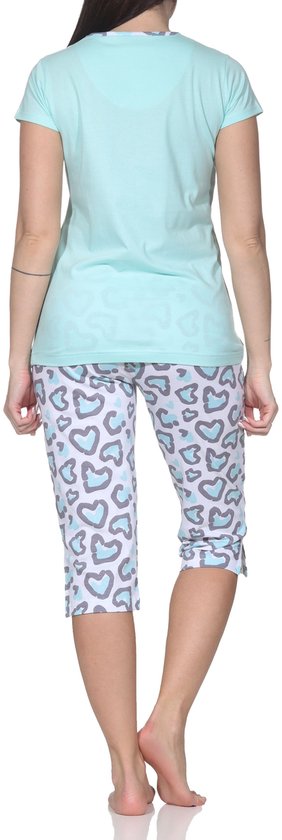 Lichtblauwe pyjamaset met capri broek met hartjesprint in grijs en lichtblauw, en T-shirt met opdruk 'Born to be Wild'.