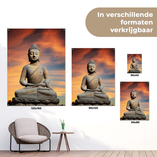 Différentes tailles de toiles de jardin avec un Bouddha en pierre assis sur une fleur de lotus sur fond de coucher de soleil orange.