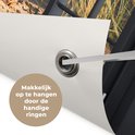 Detail van een tuindoek met een oogje en tekst 'Makkelijk op te hangen door de handige ringen'.