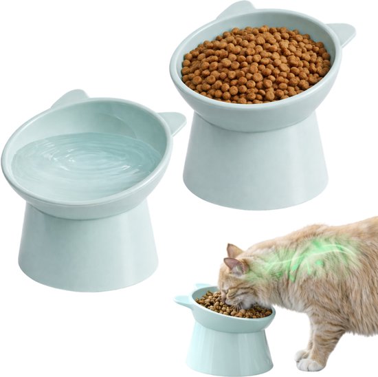 Set van twee lichtblauwe kattenbakken met oor-details, één gevuld met water en één met brokjes. Een rode kat eet uit een bak.