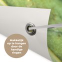 Witte poster met metalen oogje voor ophangen.