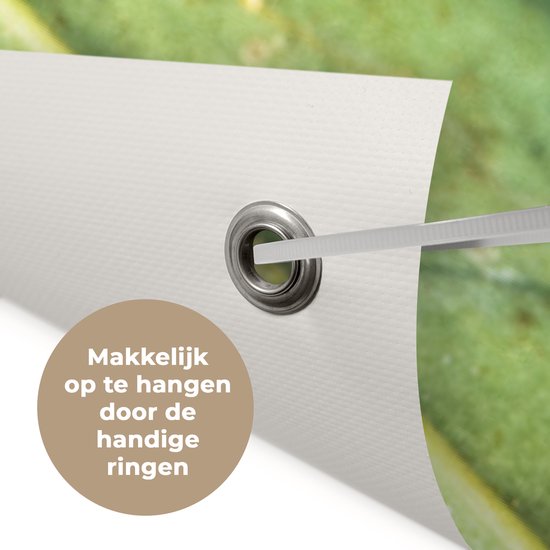 Witte poster met metalen oogje voor ophangen.