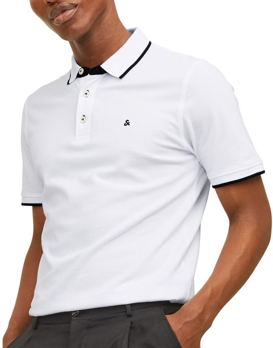 Wit poloshirt met zwarte biezen op de kraag en mouwen. Zwart '&' logo op de borst.
